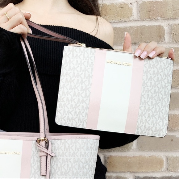 Michael Kors Handbags - SALE‼️Michael Kors Pouch Signature MK vanilla pink